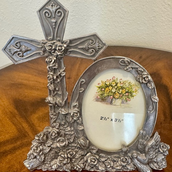 H - K Perfect Pewter Floral Cross Photo Frame - Picture 5 of 9
